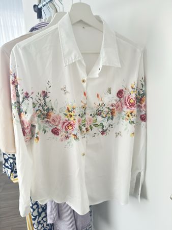 Weisses Blumenhemd Gr. L/XL