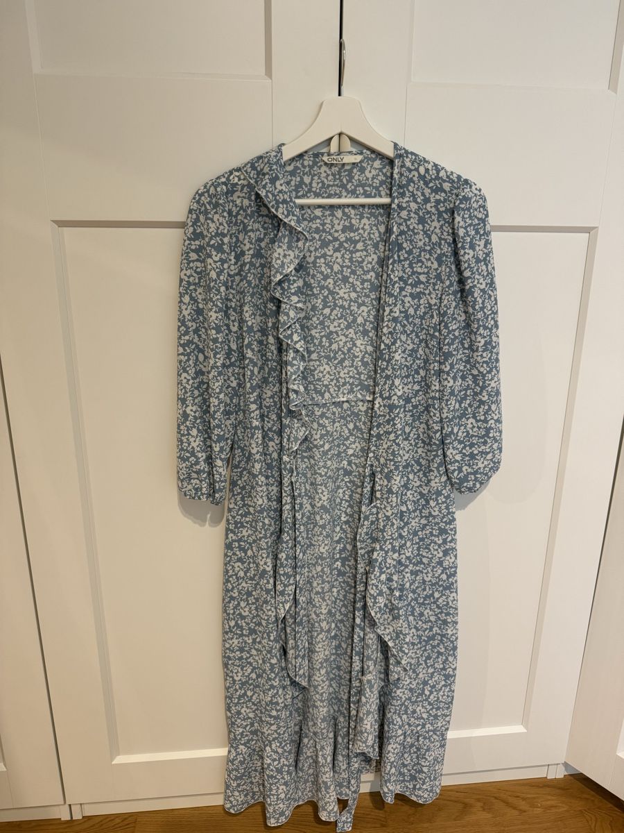 Only Kleider: Wickelkleid ONLY hellblau geblümt Grösse 34 – Gebraucht aus Zürich von FionaLuzia 1