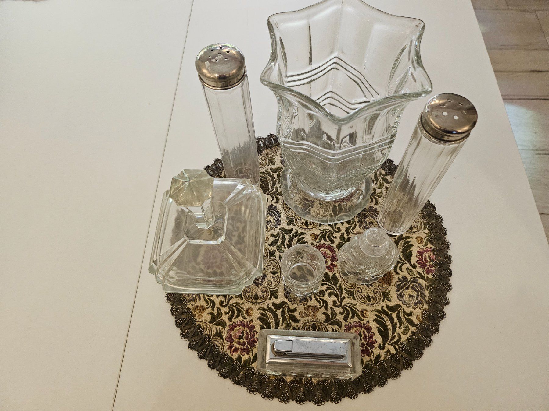 Set de table et chaises: tischset mit vase, pfeffer sals etc – D'occasion à Basel par lovedragon