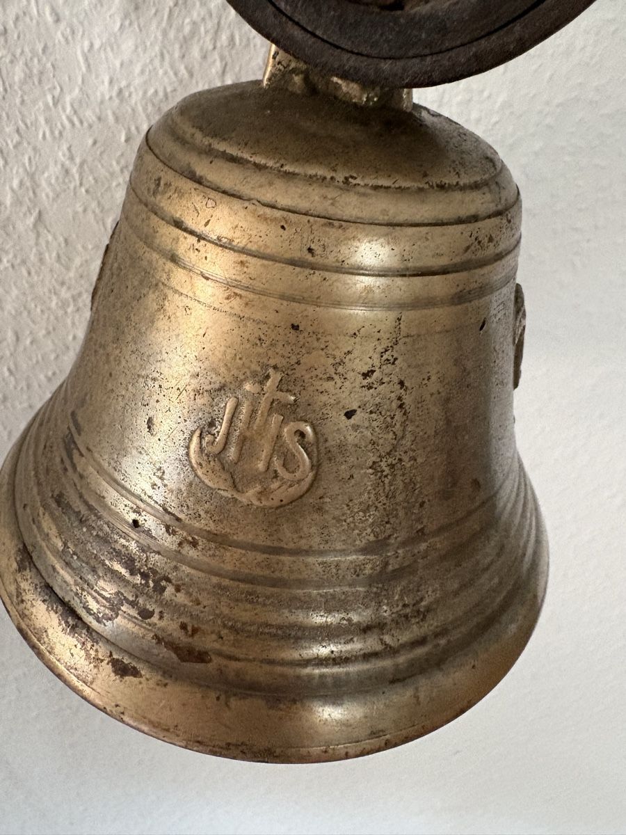Campanacci mucche: Kuhglocke Messing mit Gesichtsprofil Durchmesser 13 cm – Usato da Embrach venduto da mays 1