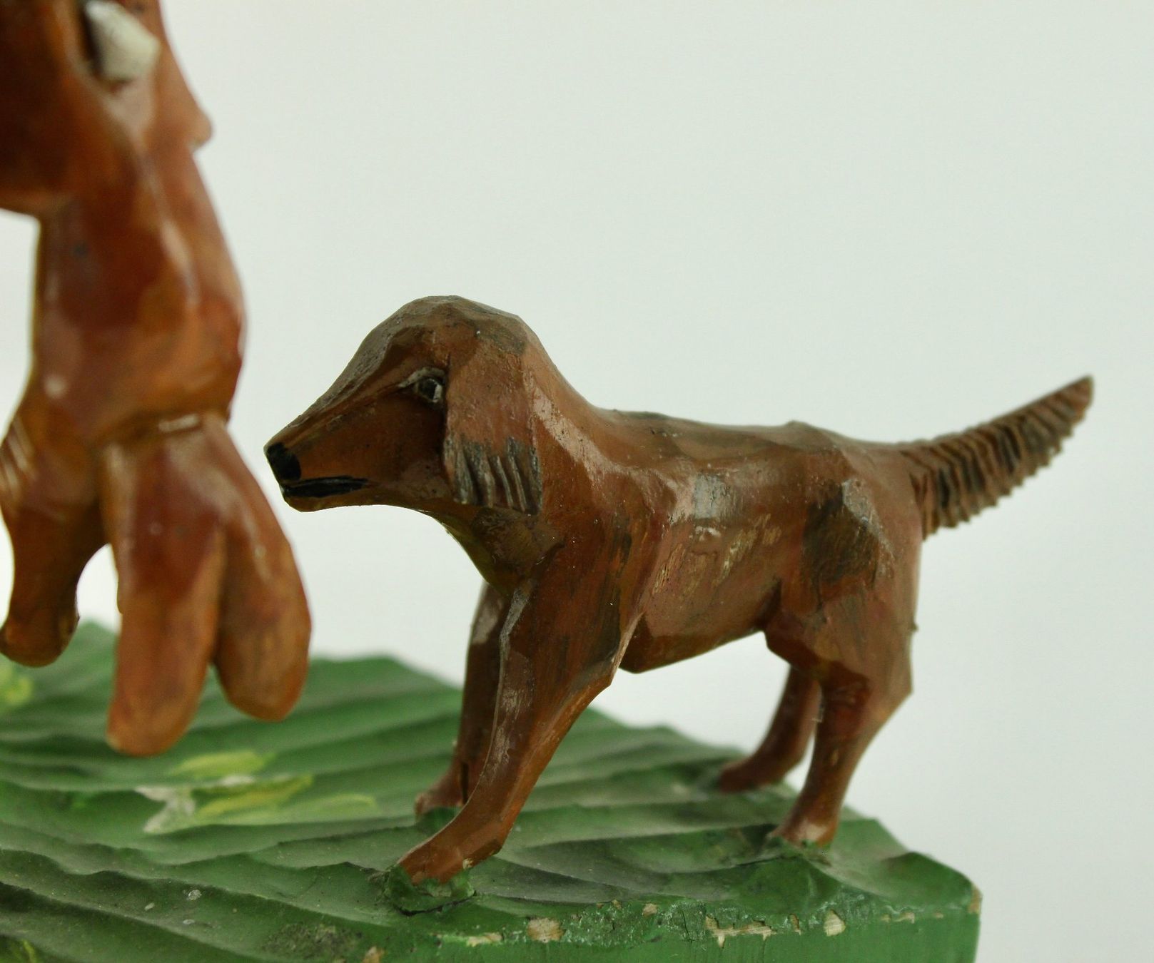 Statuette: JÄGERFIGUR, HOLZ GESCHNITZT. MONOGRAMMIERT HF. – Usato da Grandcour venduto da Flowerstyle 6