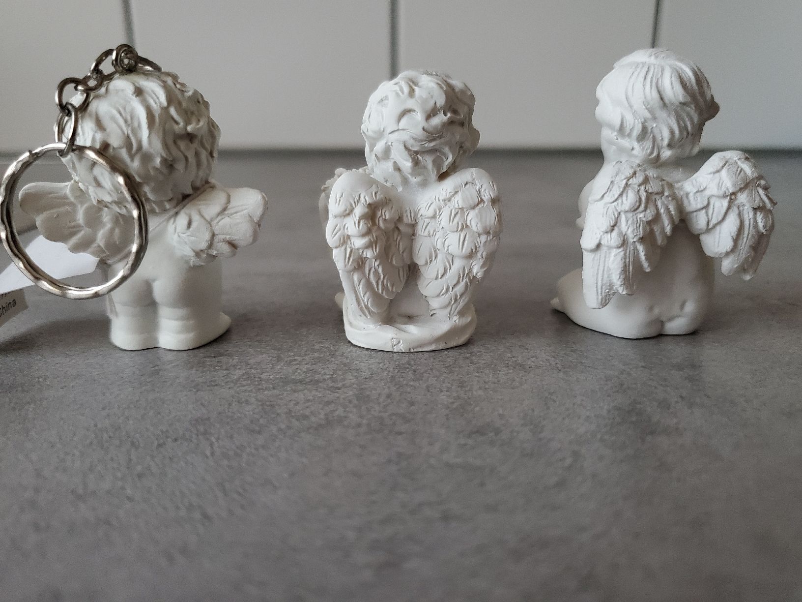 Migros Tutte le decorazioni: 3 Engel Dekofiguren Weiss neuwertig. Polyresin – Nuovo e nell'imballaggio originale da Wetzikon ZH venduto da Wetzicardo25 1