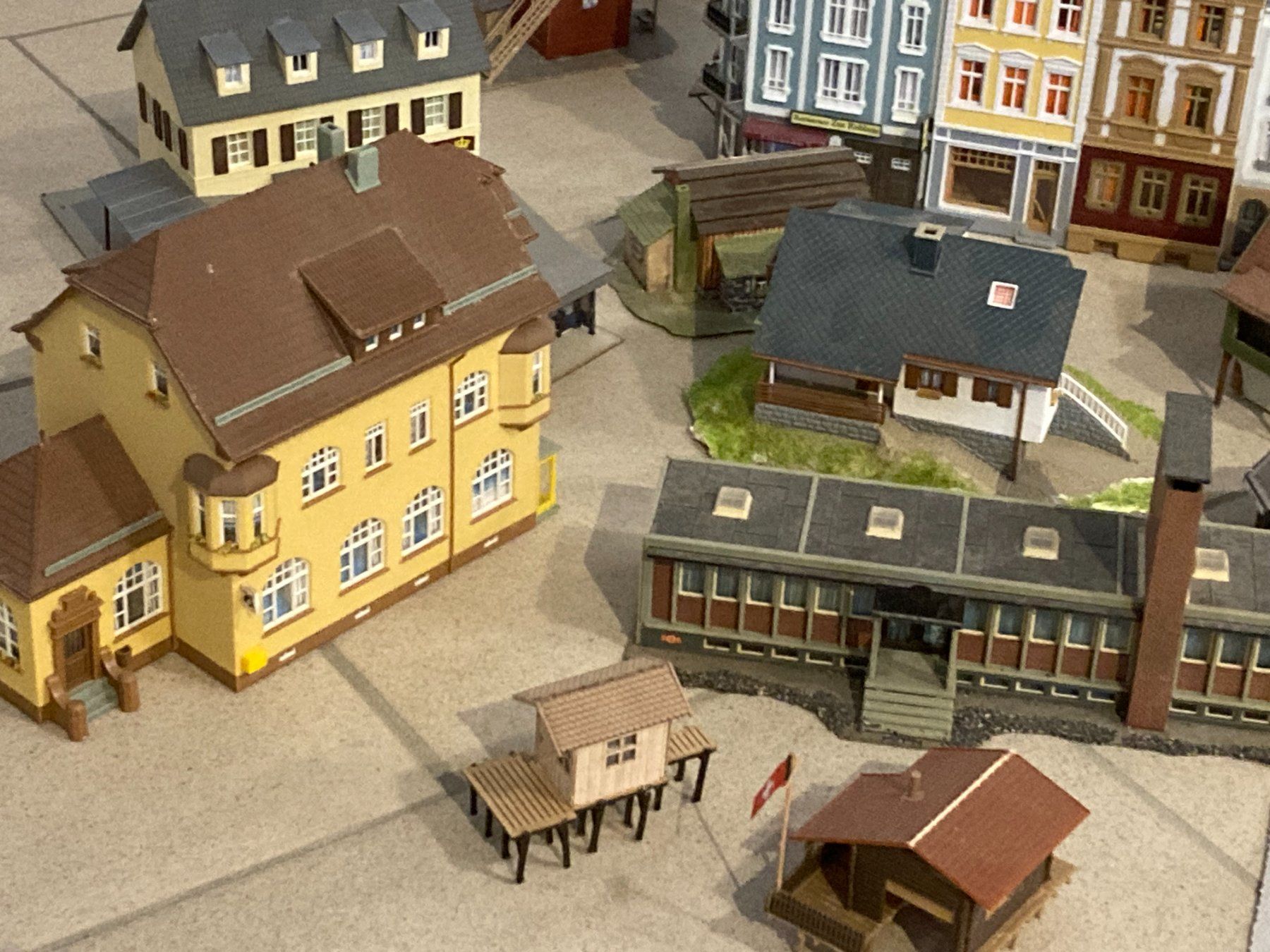 Modelleisenbahnen: Modelleisenbahn H0: Gebäude und viel Zubehör – Gebraucht aus Otelfingen von mos_x8x2 1
