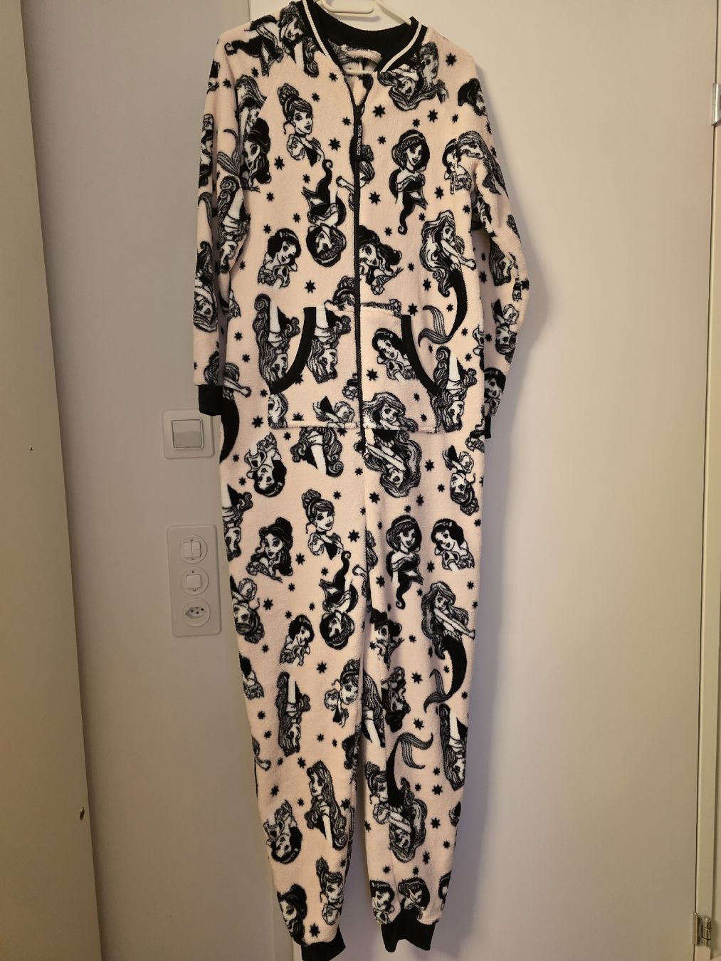 Jumpsuits: Disney Princess Fleeceoverall Gr.M – Gebraucht aus Pratteln von bea_bxv5