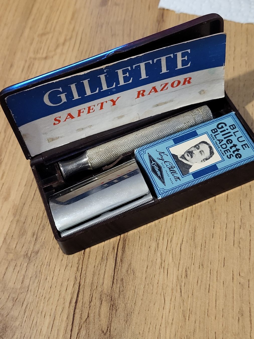 Gillette Rasierapparate & Rasierklingen: Gillette Rasierer im Bakelit Etui mit Klingen, Vintage – Neu (gemäss Beschreibung) aus Allschwil von Uhrenbinz