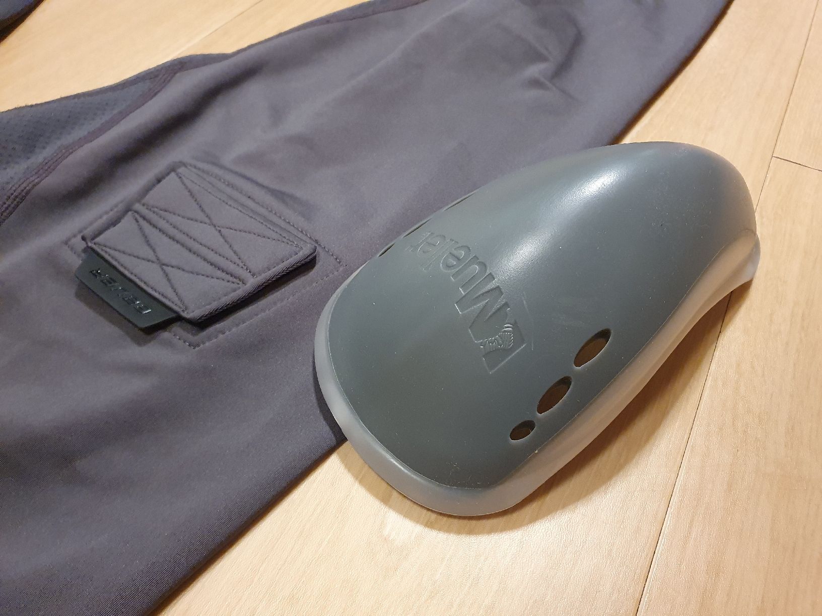Bauer Pantaloni: Bauer Eishockey Hose Gr M. mit Suspensorium Mueller – Usato da Val D Illiez venduto da SnowRoof 1