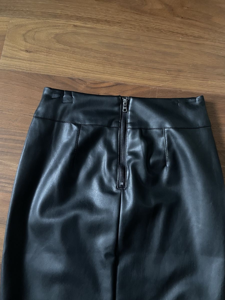 H&M Röcke: Jupe mi longue simili cuir  – Neu und originalverpackt aus Sion von bru_xj6r 2