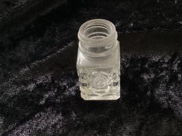 Kleine „Pactra“ Glassflasche 4.5 cm quadratisch mit Relief
