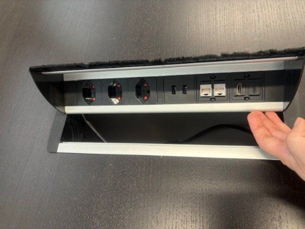 Tavoli: Tisch und 6 Stühle – Usato da Zürich venduto da inf_h98r 1