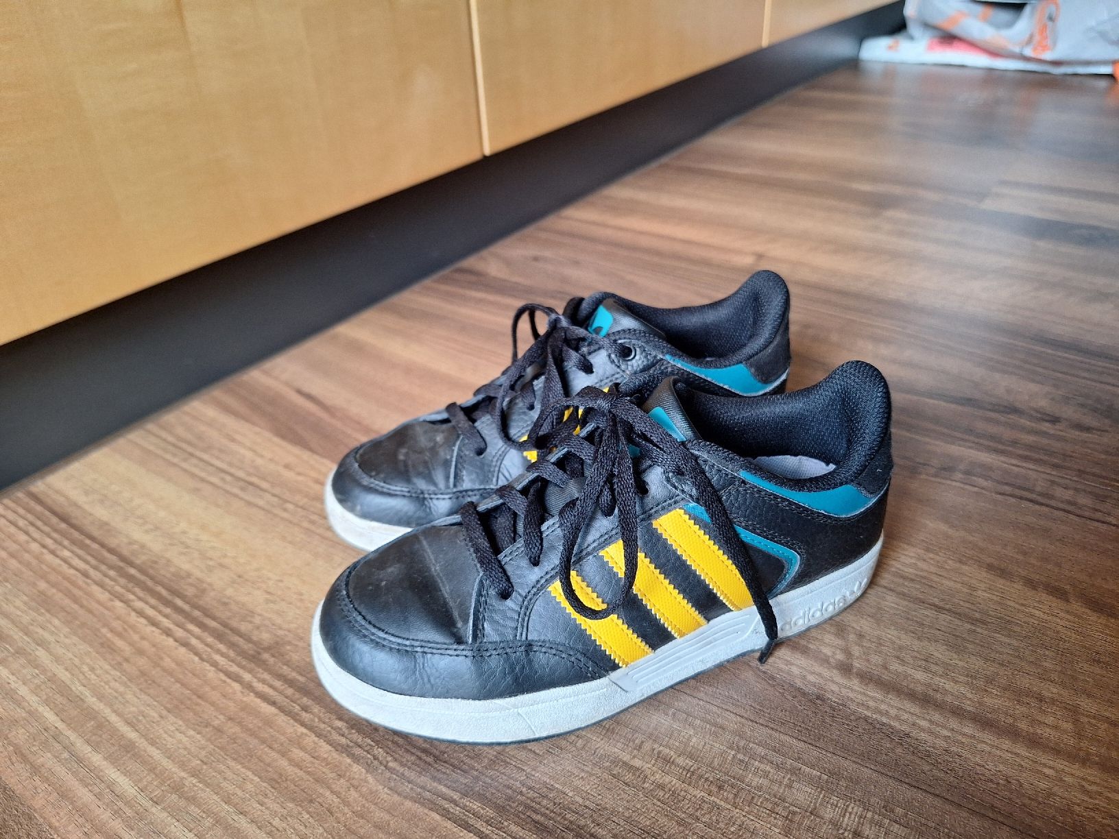 Scarpe da uomo: Adidas Schuhe grosse 35 – Nuovo (secondo la descrizione) da Kandersteg venduto da Zwiepi 1