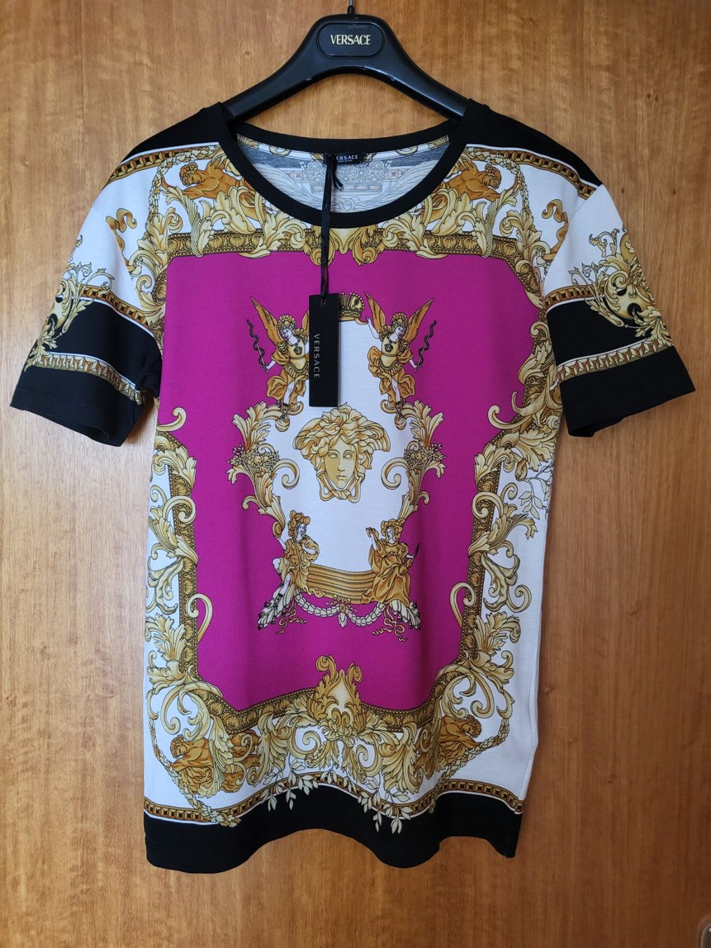 Versace T-shirt: T-shirt Versace – Nuovo e nell'imballaggio originale da Massagno venduto da car_fj8m