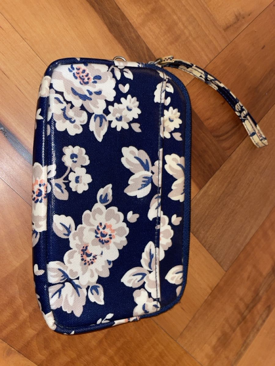 Borse da donna: Cath Kidston Handtasche / Clutch Blumenmuster blau – Nuovo (secondo la descrizione) da Schlieren venduto da Linardli 1