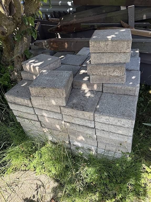 Rivestimenti per pavimenti: Diverse Gartenplatten – Usato da Mettlen venduto da walbo 1