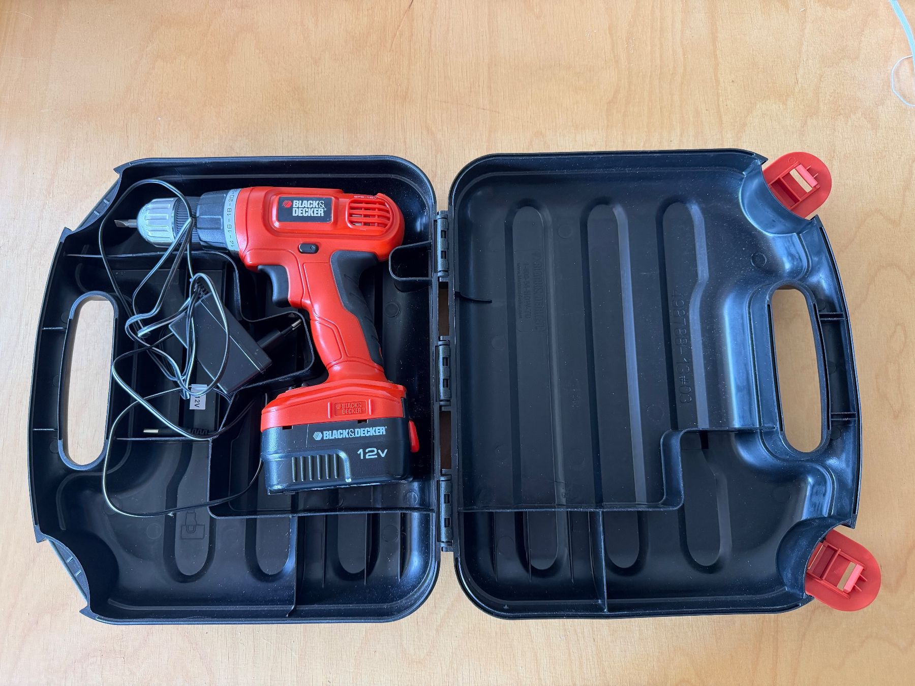 Bohrmaschinen: Akkuschrauber BLACK&DECKER EPC12 10mm 12V Koffer – Gebraucht aus Duggingen von Ysvogel