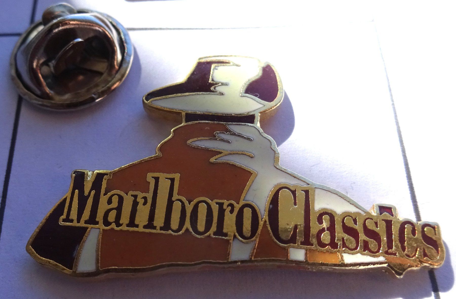 Plaketten & Abzeichen: Pin  MARLBORO CLASSICS mit Hut – Gebraucht aus Utzenstorf von BUtter81