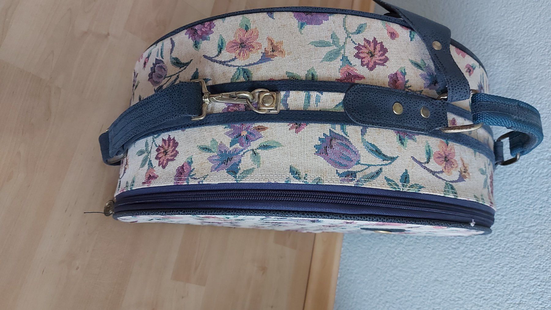 Taschen für Damen: Carleon Gobelin Koffer – Gebraucht aus langenthal von rundholz7 6