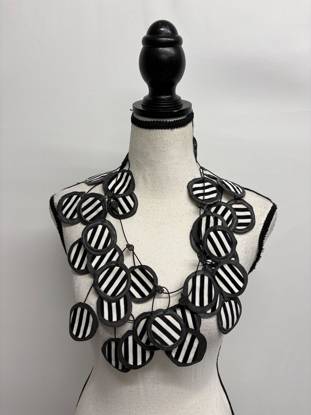Catenine: Statement Kette schwarz-weiss gestreift Rundholz Stil – Nuovo (secondo la descrizione) da Regensdorf venduto da secondchancefashion