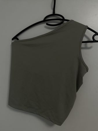 One-Shoulder Top Weekday mit offenem Rücken - Grösse M