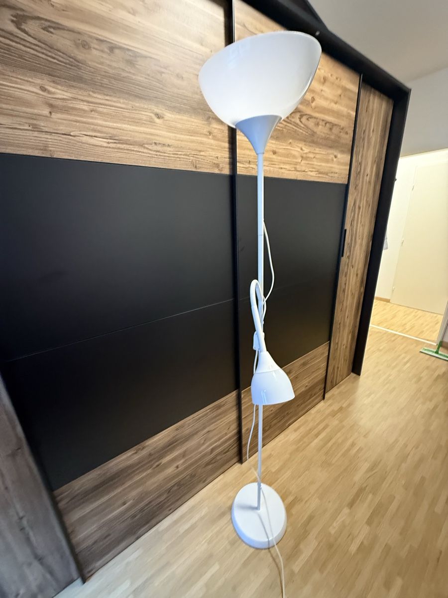 Ikea Lampade: Lampadaire blanc avec liseuse – Usato da Les Acacias venduto da A.cicc 1