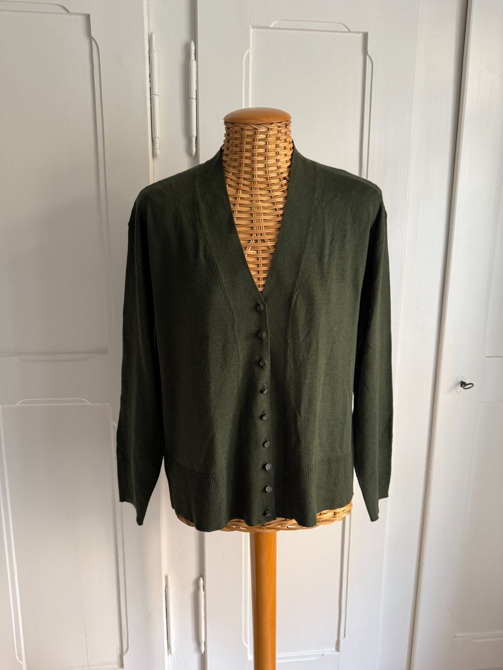 Next Vestes: NEXT - Feinstrick Cardigan waldgrün M – D'occasion à Zürich par Diazaio
