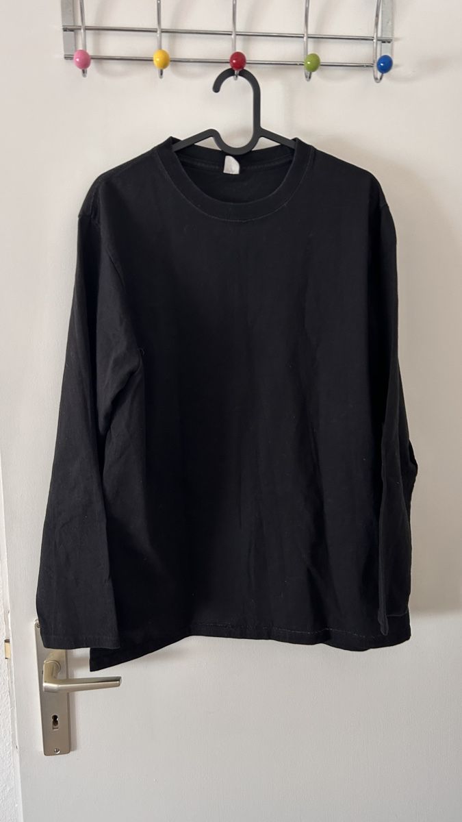 T-shirt: Comfortable Black Long Sleeve Top - Perfect for Fall Layers! – Usato da Genève venduto da Noemie.wrmsi 3