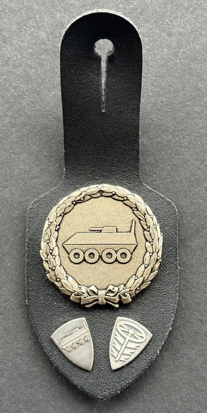 Schweizer Armee Placchette & Badge: SCHWEIZER ARMEE ABZEICHEN – Usato da Ostermundigen venduto da Wyatt-Earp