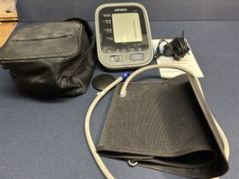 OMRON M6 AC Blutdruckmessgeraet mit Zubehoer gebraucht