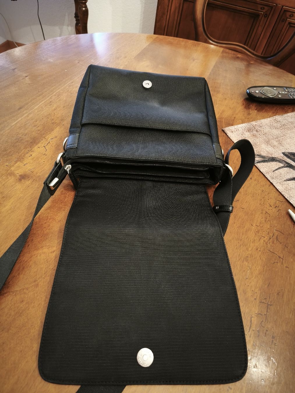 Taschen: Umhänge Tasche Schwarz – Gebraucht aus Biel/Bienne von Menelas 1