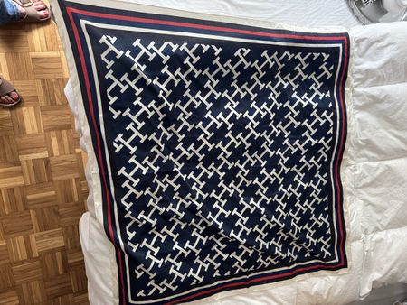 Tommy Hilfiger - Foulard bleu marine et blanc - Neuf!