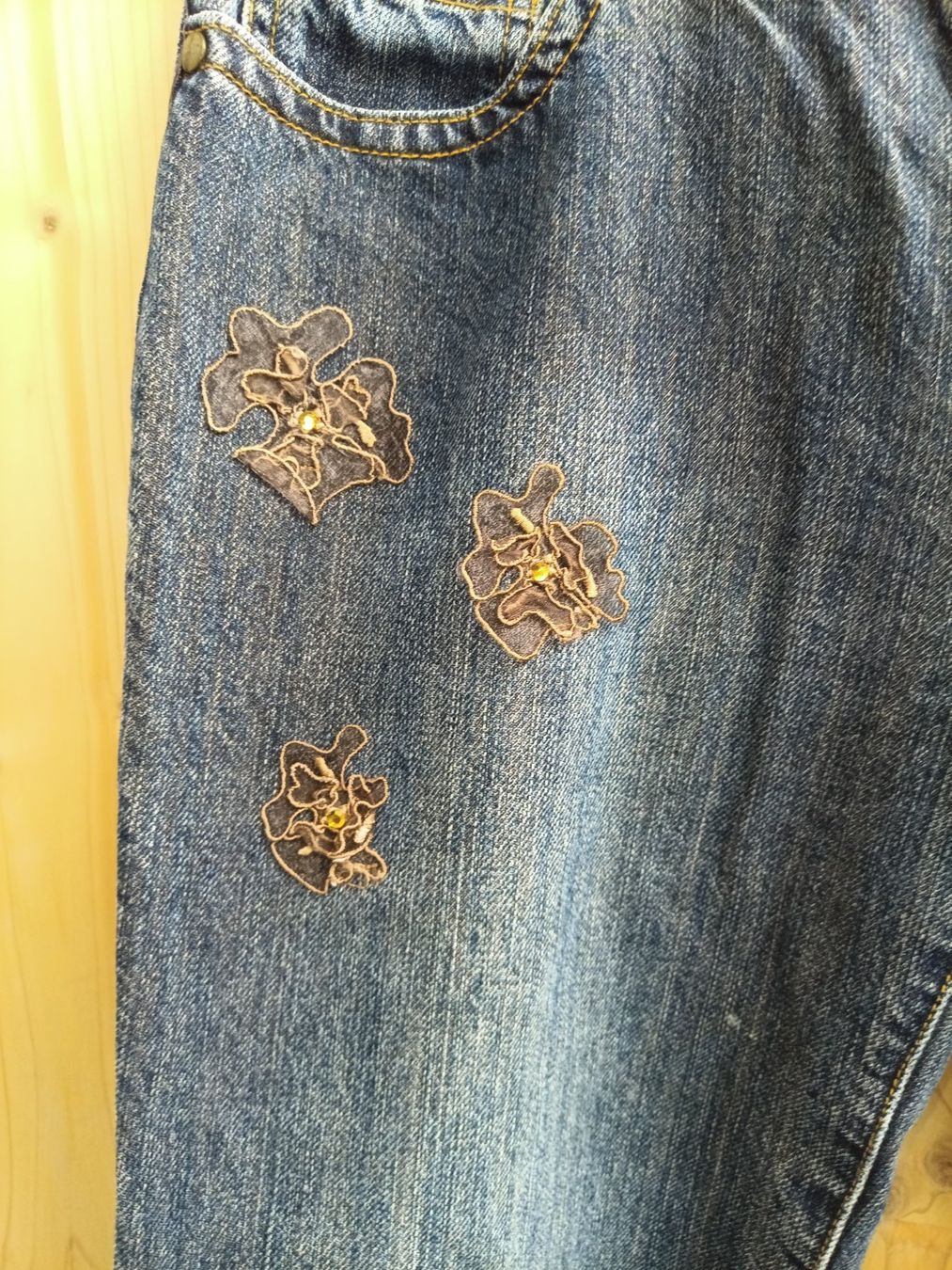 Jeans: Coole Jeans mit Blumenmuster – Nuovo e nell'imballaggio originale da Wängi venduto da Ladys_First 1
