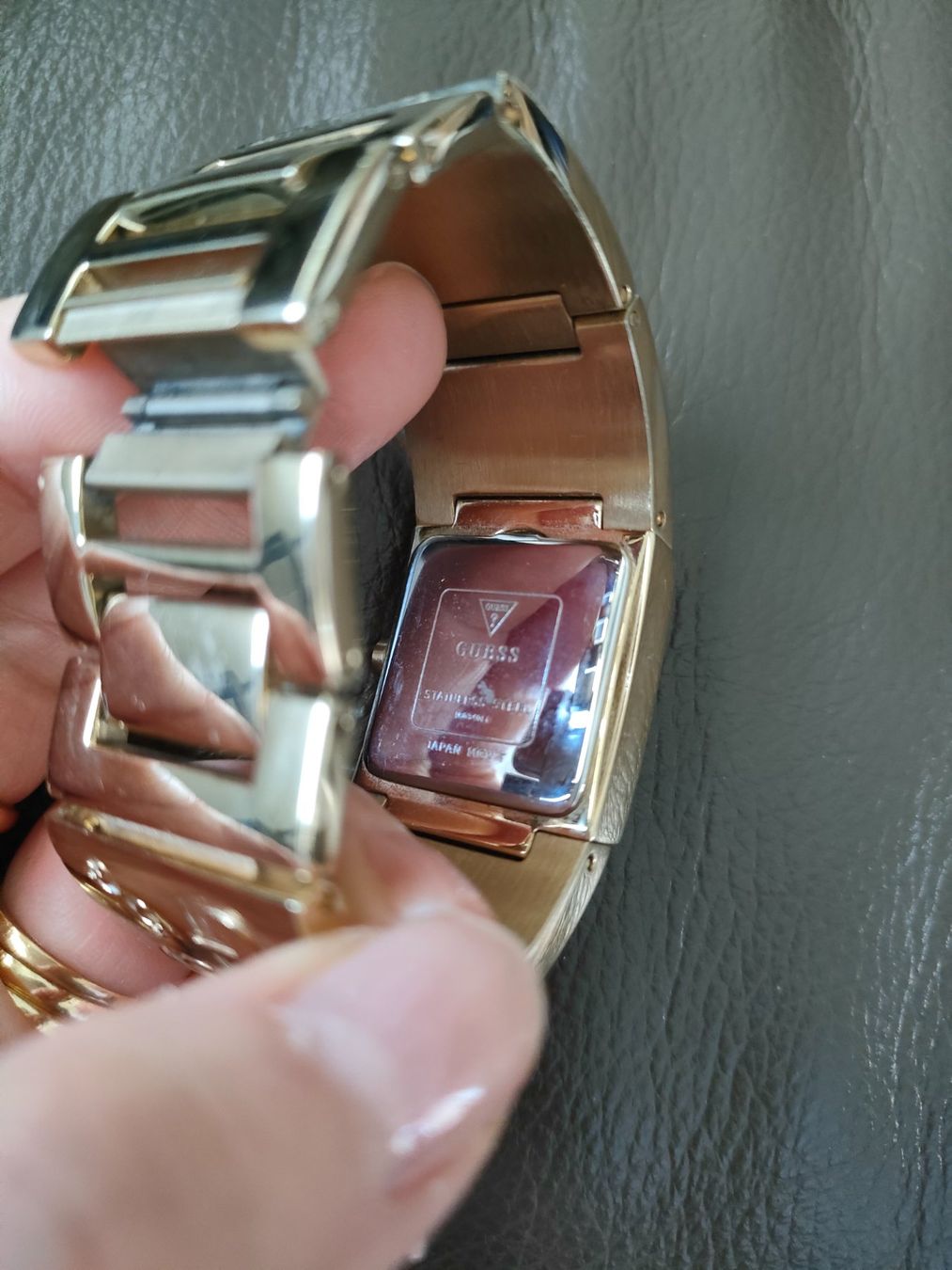 Guess Orologi: Montre Guess dorée logo – Usato da Bussigny venduto da Nouny77 1