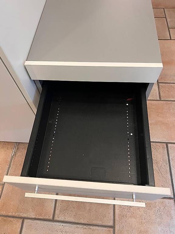 Schreibtische: Schreibtisch Schubladenkorpus – Gebraucht aus Tuggen von bra_jz8v 2