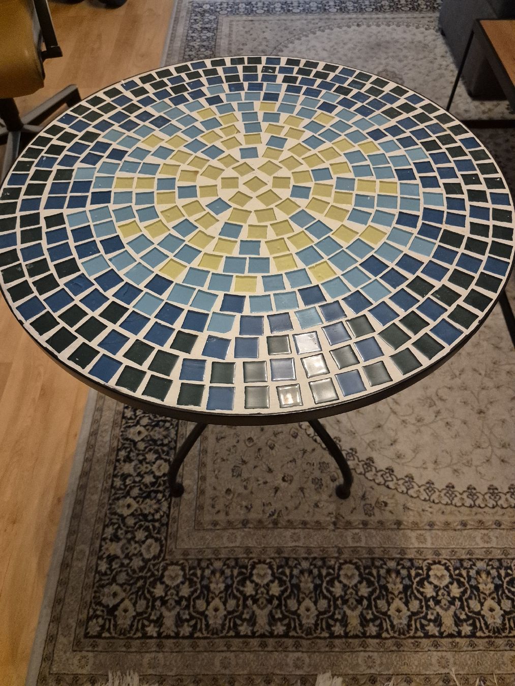 Tavoli: Round Mosaic Table Blue Yellow Pattern Metal Base – Usato da Zürich venduto da Anton_Muller