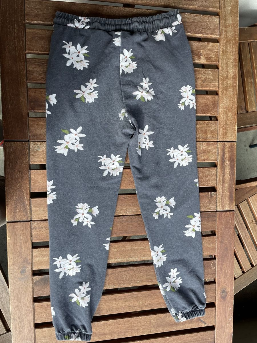 Zara Pantaloni: Zara Sweathose mit Blumen, Grösse 146/152 – Usato da Bern venduto da brup 2