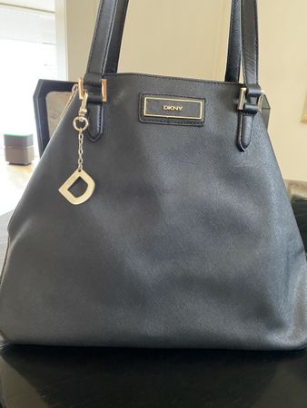 DKNY Handtasche schwarz mit goldfarbenen Details neuwertig
