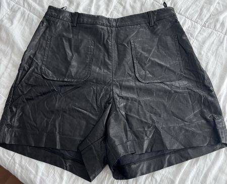 Sisley Shorts aus Kunstleder, Schwarz, Gr. 36 (D) / 42 (IT)