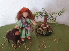 Krippenfigur Schwarzenberg: Hirtenmädchen mit Schaf + Baum