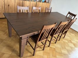 Grande table en bois massif et chaises 