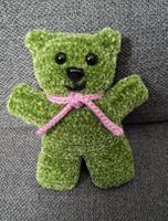 Handgemachter grüner Teddybär mit rosa Schleife. 🧸