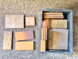 Kiste mit Terracotta und Plättli Stücken