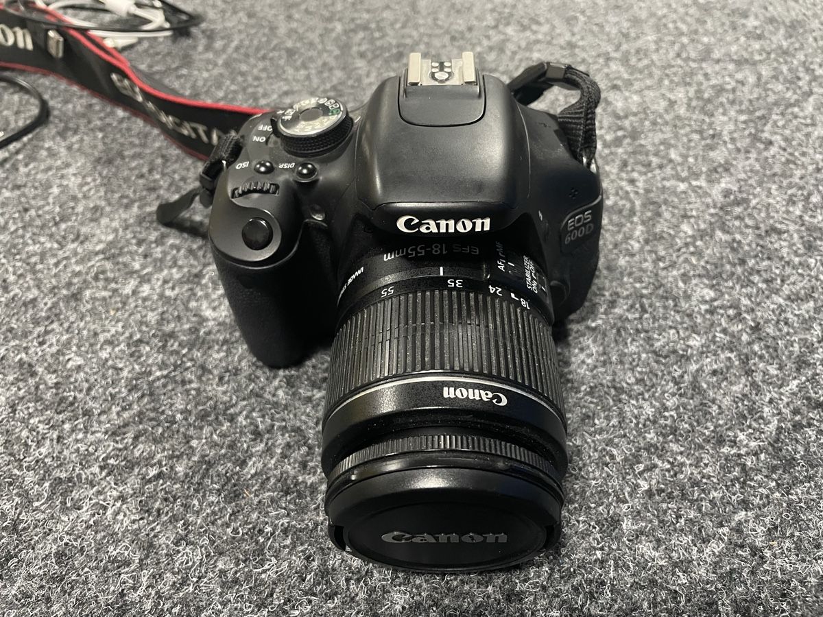 Canon Appareil photo: Canon EOS 600D Spiegelreflexkamera mit zwei Objektiven – D'occasion à Lupsingen par McFly12 1