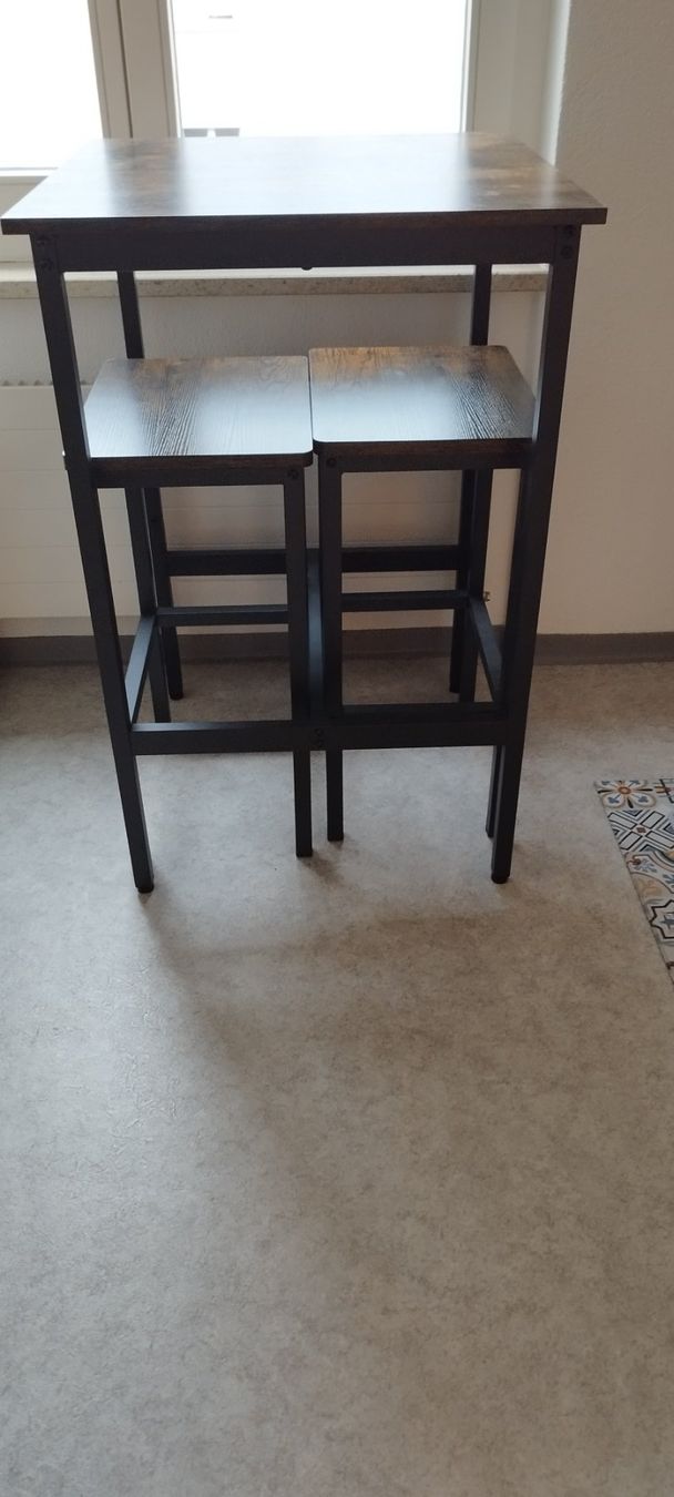 Set di tavolo e panche: Bartisch mit 2 Barhockern – Usato da Thalwil venduto da RosamundeM 1