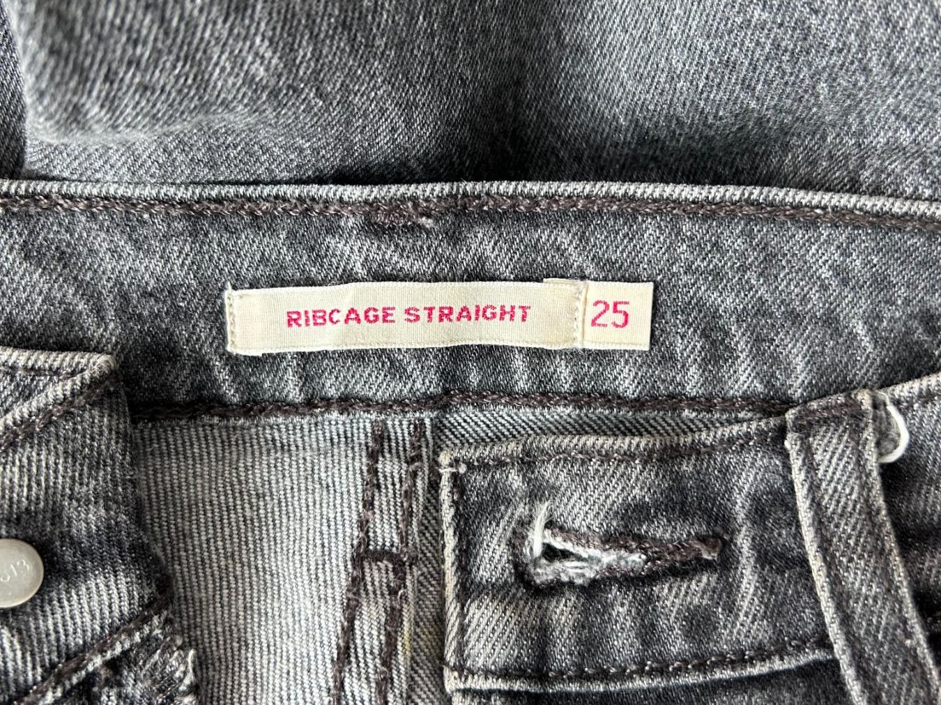 Levi's Jeans: Levi's Ribcage Straight Jeans – Usato da St. Gallen venduto da look-twice 2