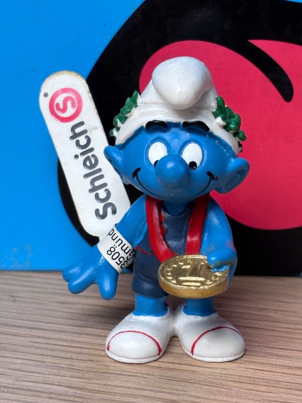 Schleich Statuette: Schlumpf mit Medaille / Sieger – Usato da Lyss venduto da Duckszone