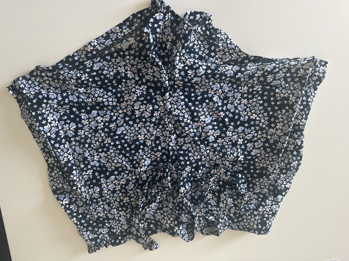 H&M Pantalons: Shorts mit Blumenmuster, 42 – D'occasion à Wangen SZ par futura14 1