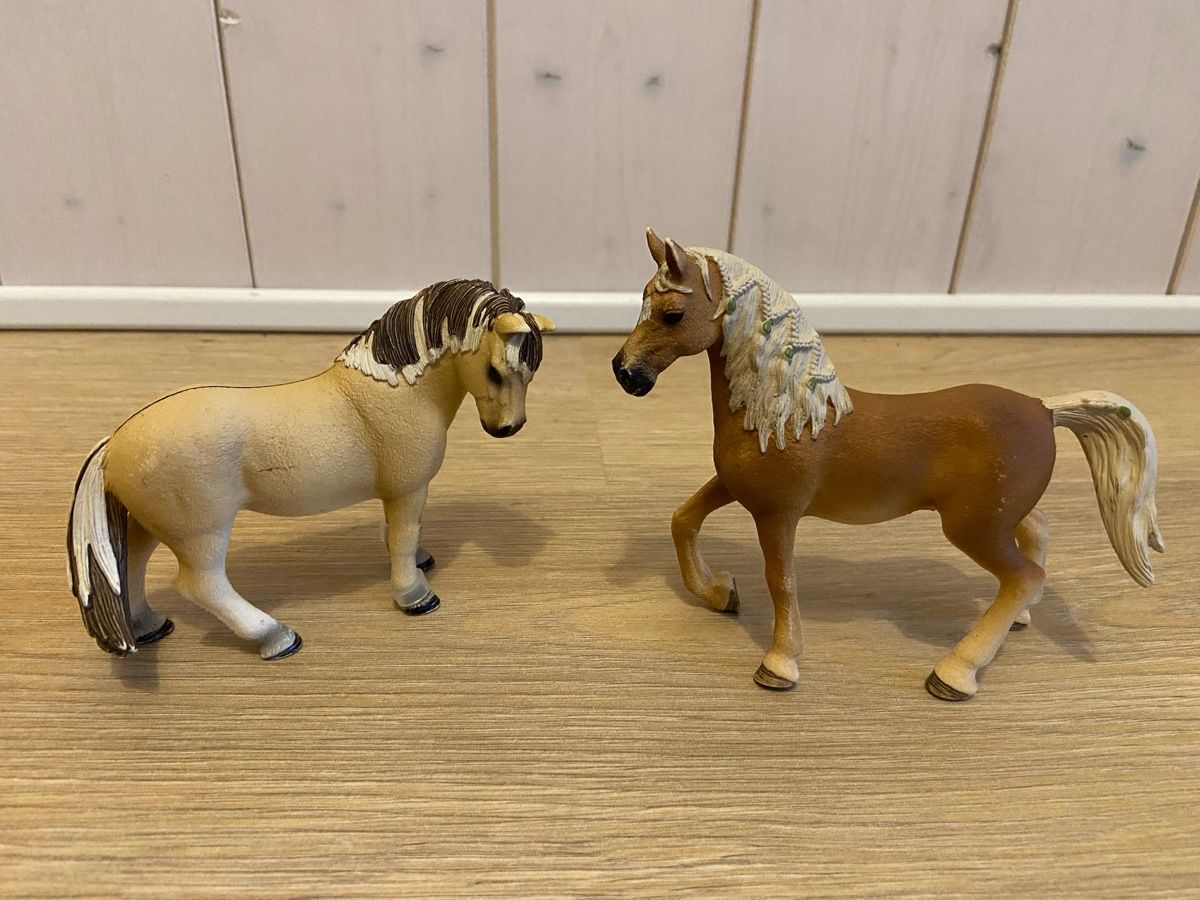Schleich Jouets: Schleich Pferde 2 Stk.  – D'occasion à Hausen am Albis par Hannavgr