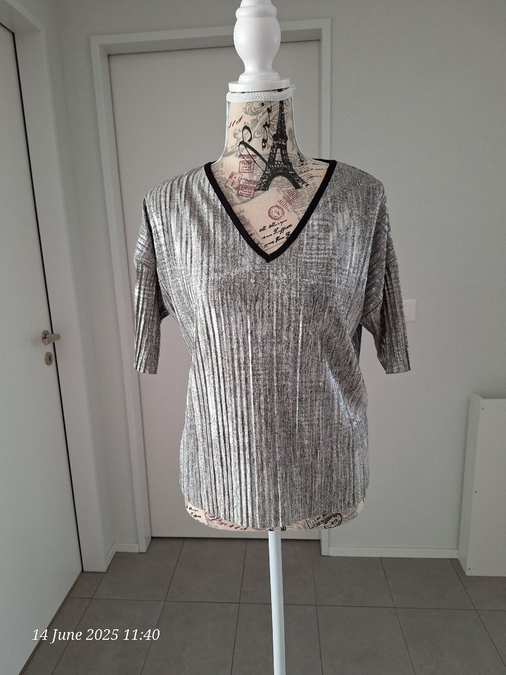 T-shirt: Cache Cache Silver Metallic Top - V Neck - Size Medium – Nuovo (secondo la descrizione) da Marin-Epagnier venduto da Natasa82