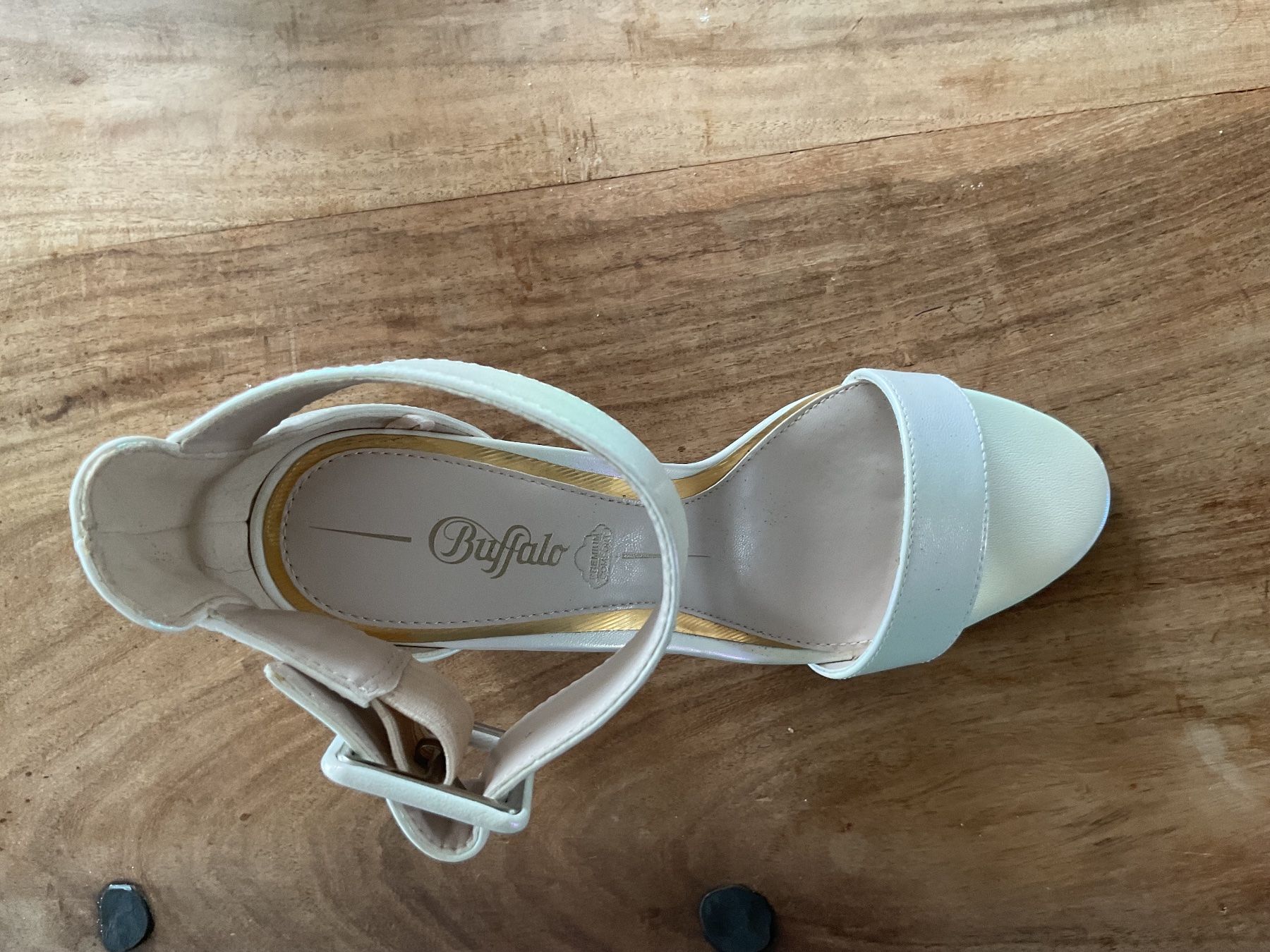 Buffalo Damenschuhe: Heels-Sandalen – Gebraucht aus Dübendorf von Mittwoch.2023 2