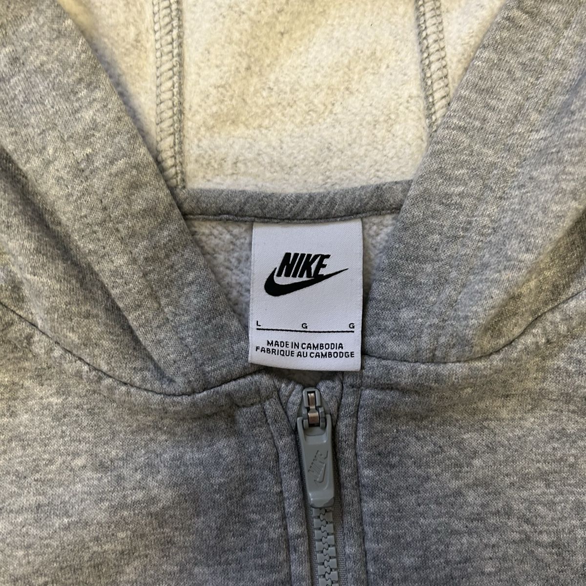 Nike Top: Pull à capuche Nike grise, taille L – Nuovo (secondo la descrizione) da St-George venduto da elena27 2