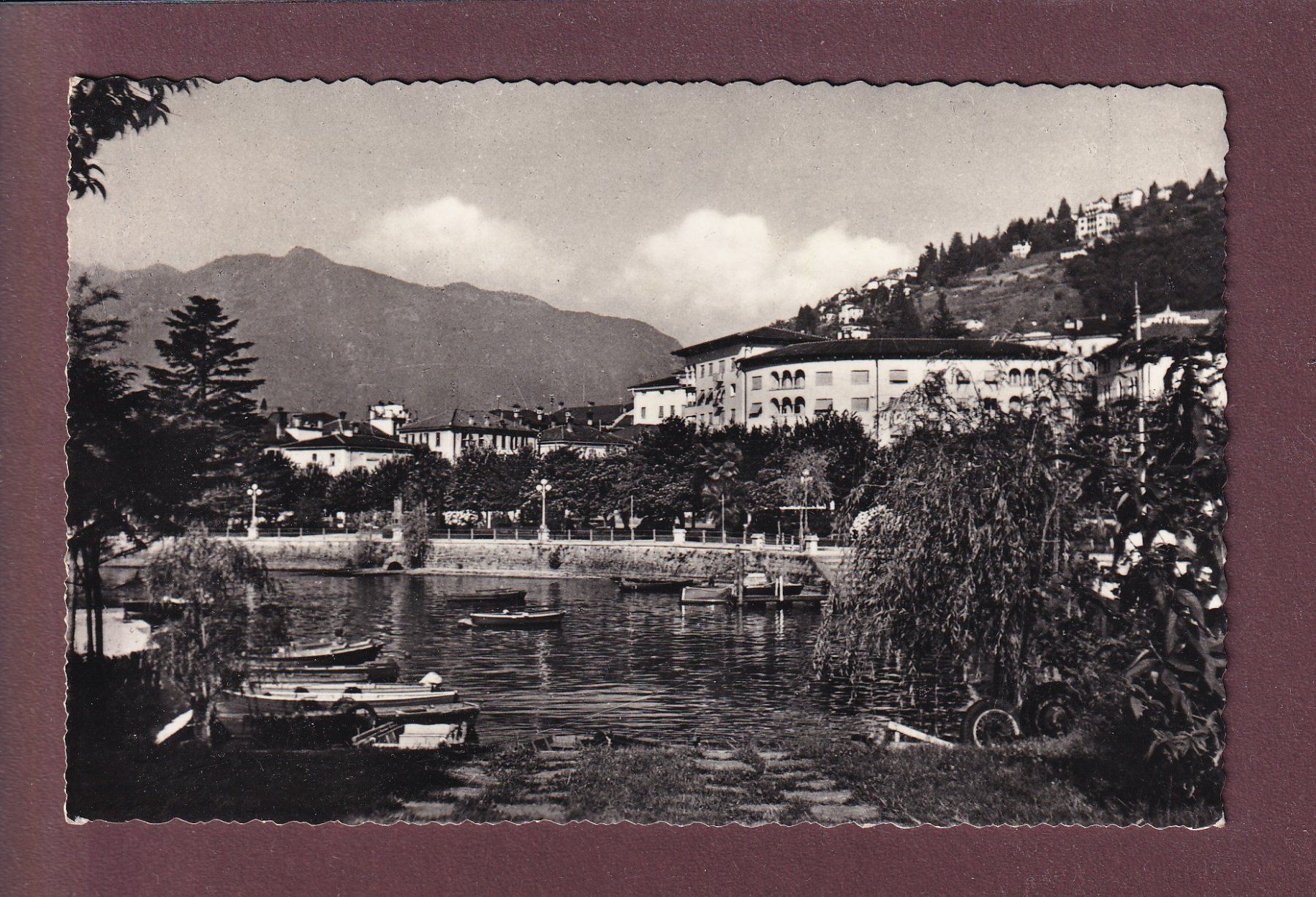 Cartoline postali: LOCARNO - Lungolago - 1957 – Usato da Pully venduto da nicecards